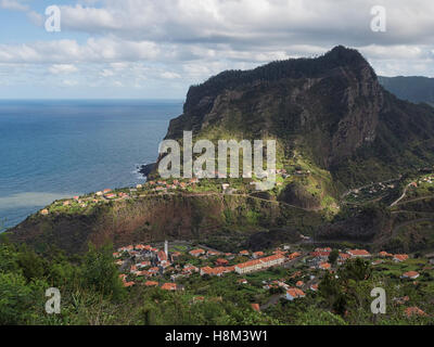 Penha de Águia, montagna delle aquile, un 580m scarpata sulla costa nord est di Madeira, Portogallo, dal Porto da Cruz Foto Stock