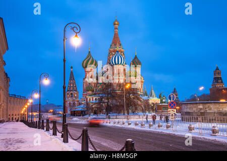 Vista del tramonto di San basilici cattedrale in inverno, Piazza Rossa di Mosca, Russia Foto Stock