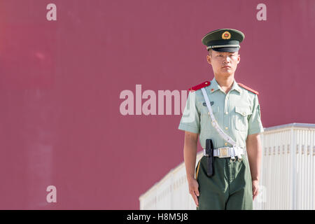 Pechino Cina - un poliziotto paramilitari di guardia di fronte al Meridian Gate (WuMen), il cancello esterno che circonda il Foto Stock