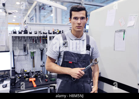 Ritratto di un lavoratore con la chiave nel suo negozio Foto Stock