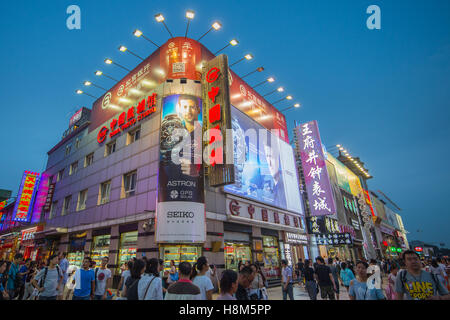 Pechino, Cina - la principale piazza dello shopping sulla Via Wangfujing di Pechino. Foto Stock