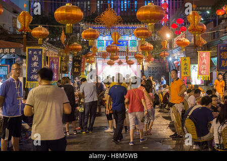 Pechino, Cina - Una folla di persone a piedi attraverso la Donghuamen Snack Mercato Notturno, un grande mercato all'aperto che è un attractio Foto Stock