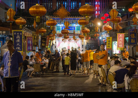 Pechino, Cina - Una folla di persone a piedi attraverso la Donghuamen Snack Mercato Notturno, un grande mercato all'aperto che è un attractio Foto Stock