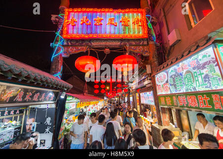 Pechino, Cina - Una folla di persone a piedi attraverso la Donghuamen Snack Mercato Notturno, un grande mercato all'aperto che è un attractio Foto Stock