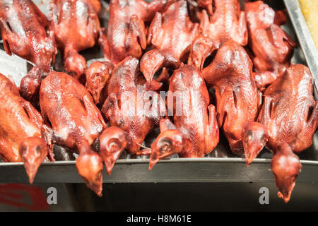 Pechino, Cina - piccoli uccelli cotto in vendita presso la Donghuamen Snack Mercato Notturno, un grande mercato all'aperto che è un attrazione Foto Stock