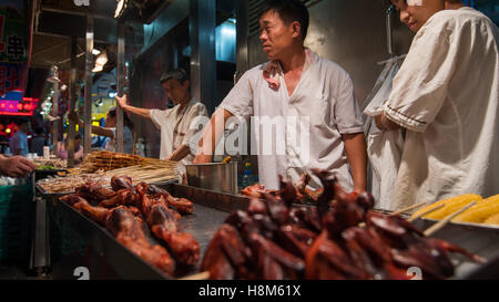 Pechino, Cina - la Donghuamen Snack Mercato Notturno, un grande mercato all'aperto che è un attrazione per i turisti e la gente del posto, individuare Foto Stock