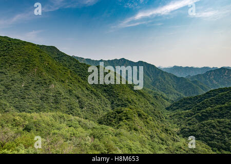 Mutianyu, Cina - Vista del paesaggio della Grande Muraglia della Cina mountain range. La parete si estende per oltre 6 mila chilometri di montagna Foto Stock