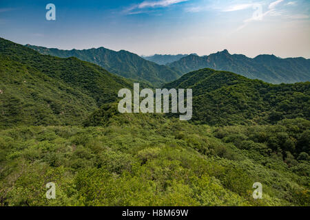 Mutianyu, Cina - Vista del paesaggio della Grande Muraglia della Cina mountain range. La parete si estende per oltre 6 mila chilometri di montagna Foto Stock