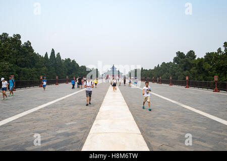 Pechino, Cina - i turisti a piedi fuori del Tempio del Paradiso, un Altare Sacrificale ed Imperiale si trova nel centro di Pechino. Foto Stock