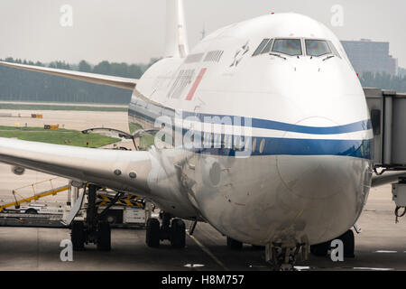 Pechino, Cina- 747 jumbo jet all'aeroporto di Pechino nella città di Pechino. Foto Stock