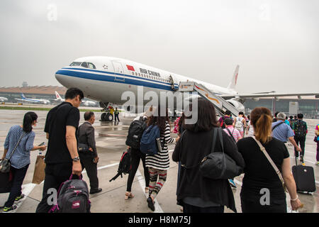 Pechino, Cina- passeggeri di salire a bordo di un aereo piano Cina presso l'aeroporto di Pechino nella città di Pechino. Foto Stock