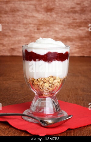 Strawberry parfait di vaniglia con cucchiaino Foto Stock