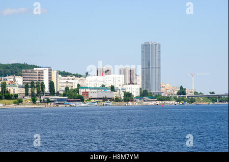 Saratov, Russia- Giugno 28, 2016. Fiume Volga terrapieno a Saratov town, Russia Foto Stock