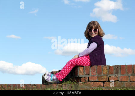 Carino bambina con occhiali da sole Foto Stock