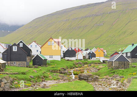 Il pittoresco villaggio di Gjogv tipicamente con case colorate e il torrente smaal sull isola di Eysturoy, Isole Faerøer Foto Stock