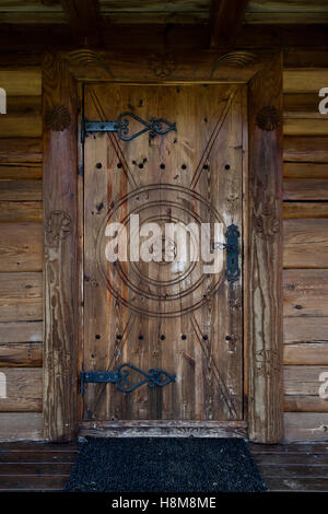 Decorate in legno porta anteriore da una casa di valle in valle, Setesdal,NORVEGIA Foto Stock