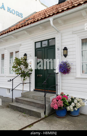 Colorato tradizionale casa in legno in Kristiansand, Norvegia Foto Stock