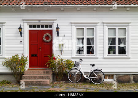 Colorato tradizionale casa in legno in Kristiansand, Norvegia Foto Stock