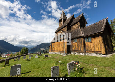 Vista laterale della chiesa di Urnes e il Lustrafjord, Ornes, lucentezza, Sogn og Fjordane county, Norvegia Foto Stock