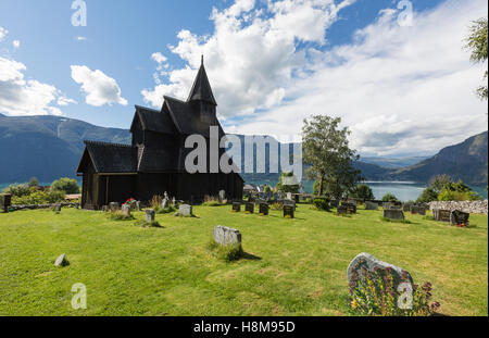 Vista laterale della chiesa di Urnes e il Lustrafjord, Ornes, lucentezza, Sogn og Fjordane county, Norvegia Foto Stock