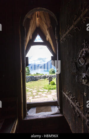 Porta di ingresso con vista sul fiordo nella chiesa di Urnes, Ornes, lucentezza, Sogn og Fjordane county, Norvegia Foto Stock