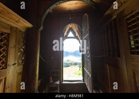 Porta di ingresso con vista sul fiordo nella chiesa di Urnes, Ornes, lucentezza, Sogn og Fjordane county, Norvegia Foto Stock