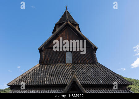 Croce di legno nella parte anteriore della chiesa di Urnes, Ornes, lucentezza, Sogn og Fjordane county, Norvegia Foto Stock