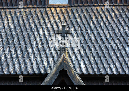 Croce di legno nella parte anteriore della chiesa di Urnes, Ornes, lucentezza, Sogn og Fjordane county, Norvegia Foto Stock