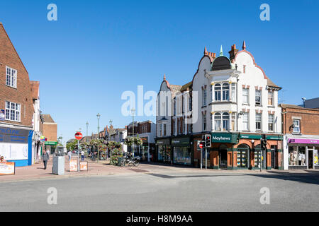 Area pedonale per High Street a Victoria Road, Horley, Surrey, England, Regno Unito Foto Stock