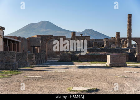 Rovine di Pompei antica città romana distrutta durante una catastrofica eruzione del Vulcano Monte Vesuvio nel 79 d.c. Foto Stock