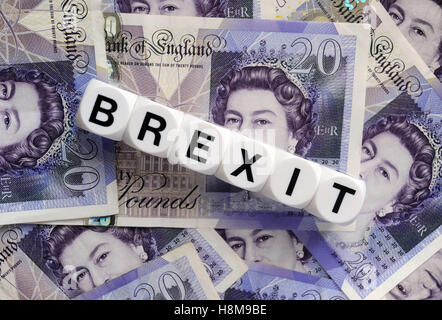 Venti POUND NOTE CON WORD SPELLING dice 'BREXIT' BREXIT nuovamente l'UE lasciando voto referendario l'Unione europea lascia GB UK Foto Stock