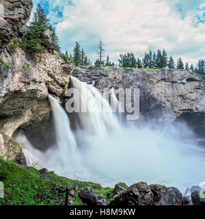 Scende a boulder fiume ponte naturale vicino al grande di legname, montana Foto Stock