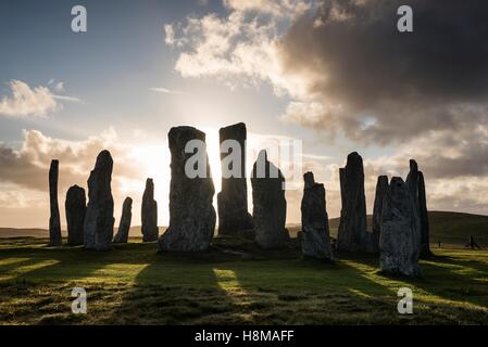 Callanish Standing Stones, 3000 anno vecchio cerchio di pietra, retroilluminato, isola di Lewis, Ebridi Esterne, Scotland, Regno Unito Foto Stock