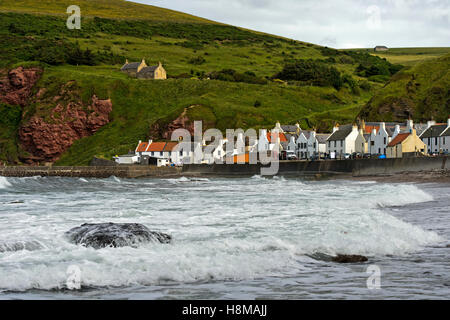 Mare e villaggio di pescatori di Pennan, Aberdeenshire, Scotland, Regno Unito Foto Stock