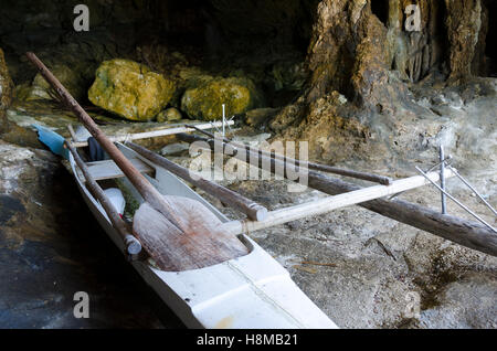 Polinesiana canoa outrigger in grotta presso Uluvehu, Niue, South Pacific Oceania Foto Stock