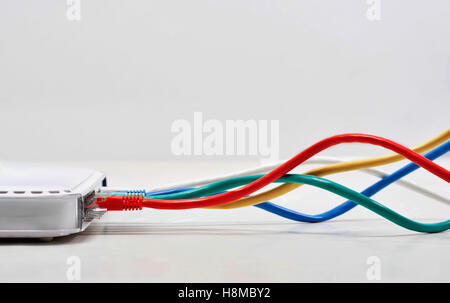 Cavi Ethernet collegato alla presa di corrente Foto Stock