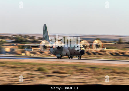Forza Aerea israeliana C-130 Hercules 100 piano di trasporto a terra Foto Stock