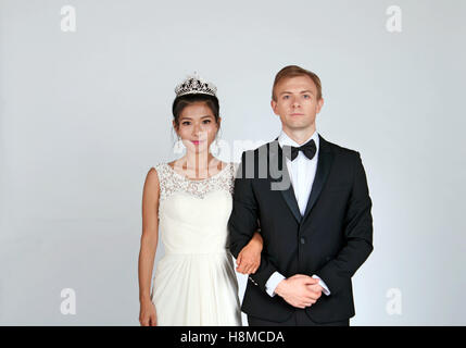 Razza mista sposa e lo sposo in Studio Foto Stock