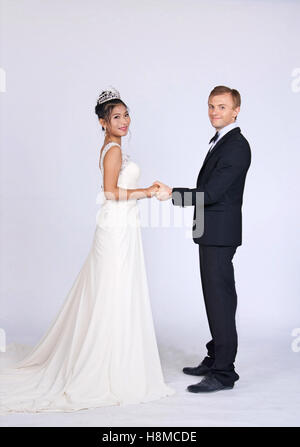 Razza mista sposa e lo sposo in Studio Foto Stock