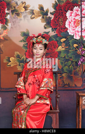 Asia / ragazza cinese in rosso vestito tradizionale Foto Stock