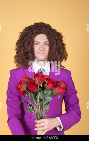 Uomo caucasico con Afro indossa vestito viola Foto Stock