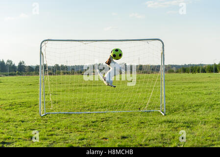 Goalie cattura palla calcio obiettivo di risparmio Foto Stock
