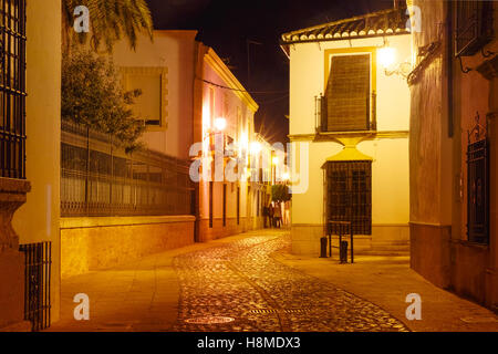 Notte street nella Città Vecchia di Ronda, Spagna Foto Stock