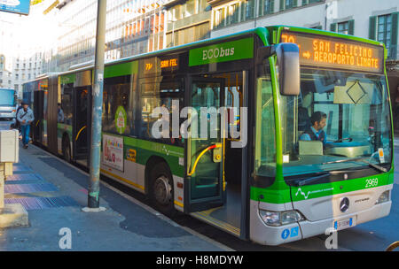 Il bus 73, andando all'aeroporto di Linate, Corso Europa, Milano, Lombardia, Italia Foto Stock