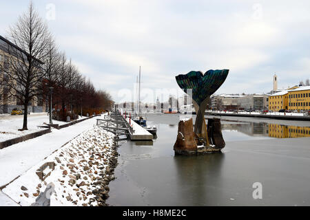 Fiume Aura, Turku, Finlandia il mese di novembre. La scultura "Armonia" artista Achim Kühn sul primo piano, Cattedrale di Turku sullo sfondo Foto Stock