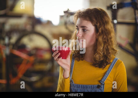 Premurosa donna avente una tazza di caffè Foto Stock