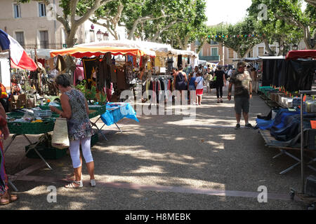 Evento di nozze dettaglio di champagne che viene versato in un bicchiere Foto Stock