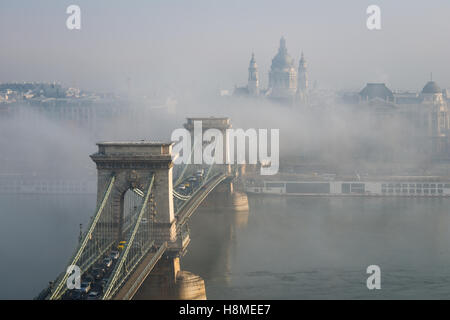 Il ponte della catena nella capitale Hyngarian - Budapest durind la mattinata nebbiosa dopo l'alba Foto Stock