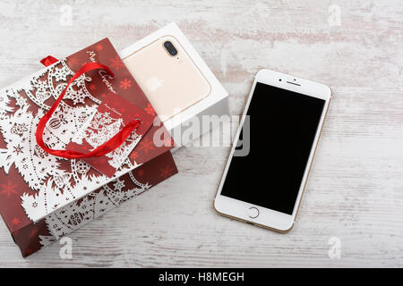 BURGAS, Bulgaria - 22 ottobre 2016: nuovo Apple iPhone 7 Plus oro su sfondo bianco, regalo di Natale, illustrativi editoriale. Foto Stock