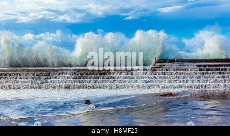 Tempesta di mare in Bajamar comune (Tenerife Island), Spagna Foto Stock